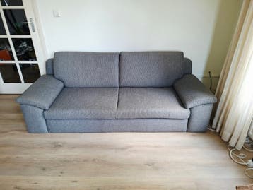 Gratis zeer nette grijze twee persoons bank