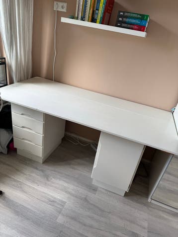 IKEA Bureau met extra groot blad (verwijderbaar)