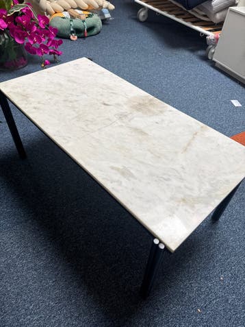 Stijlvolle salontafel met marmeren blad en metalen poten