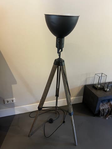 Vloerlamp Leen Bakker - Grijs metaal met houten driepoot