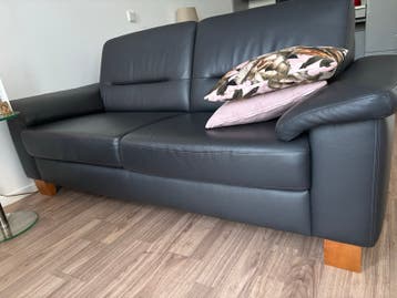 Comfortabele donkergrijze leren tweezitsbank