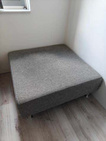 Gratis grijze poef, moet snel weg!