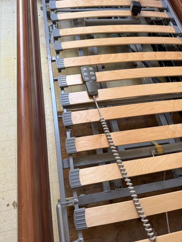 Verstelbaar eenpersoonsbed met lattenbodem