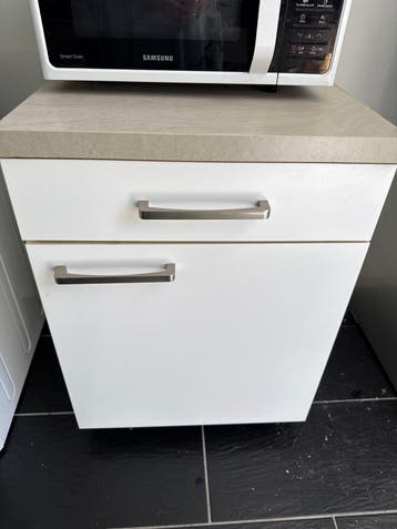 Mooie onderkast met twee planken en een lade