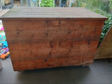 Grote houten kist met wieltjes
