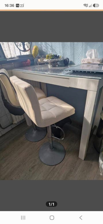 GRATIS bar tafel met 2 kunstleren barstoelen