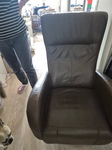 Leren relaxfauteuil met defecte voetensteun