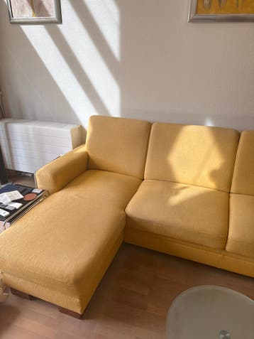 Grote gele hoekbank met chaise longue