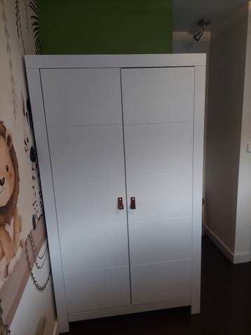 Witte kledingkast met planken en hangruimte