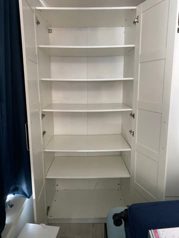 Witte kledingkast met planken