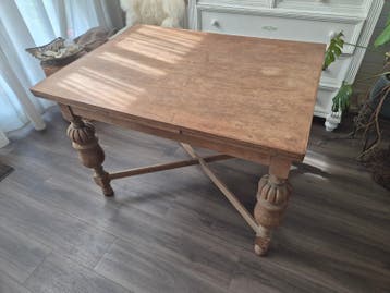 Uitschuifbare houten tafel met gedraaide poten