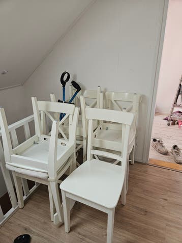 Set van 7 witte houten stoelen