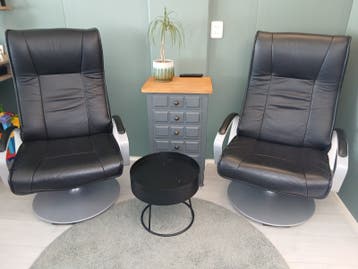 2x Zwarte Leren relaxstoelen met draaivoet, GRATIS OPHALEN!!