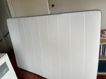 Gratis af te halen een goed matras 140x200cm.
