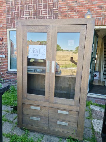 Gratis Houten Vitrinekast met Lades en Glazen Deuren