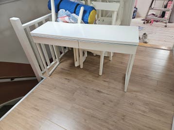 Witte uitschuifbare tafel met 2 lades