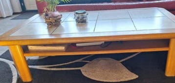 Houten salontafel met tegels en opbergruimte