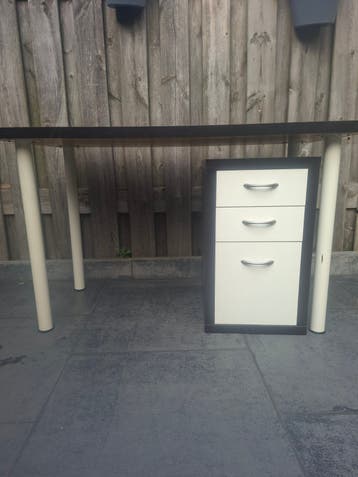 Bureau met bijpassende ladenkast