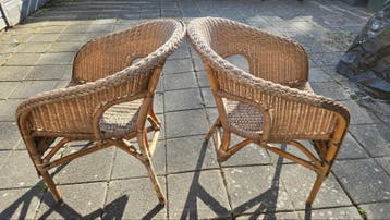 Twee rotan stoelen met defecte poot - gratis af te halen