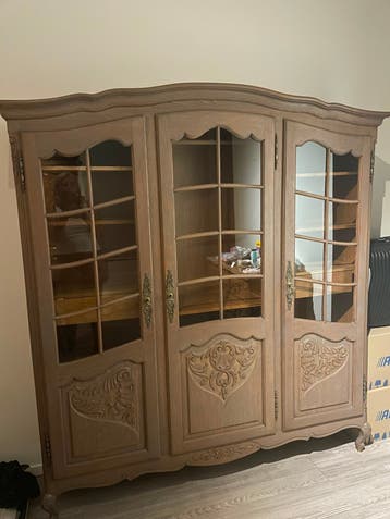 Antieke houten vitrinekast met glas en lades