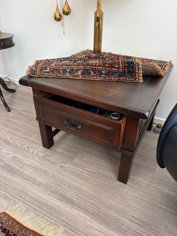 Antieke houten bijzettafel met lade