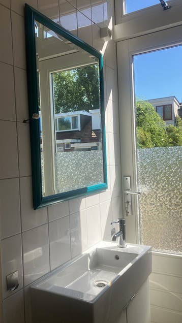 Spiegel met groen frame gratis af te halen
