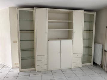 Witte wandkast met vitrines en opbergruimte