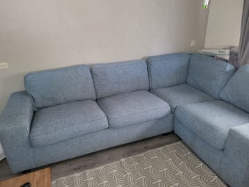 Comfortabele lichtblauwe hoekbank
