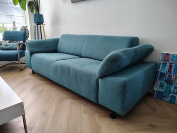 Elektrisch uitschuifbare tweezitsbank in blauwgroen