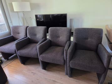 4 eetkamerstoelen op wieltjes   GRATIS