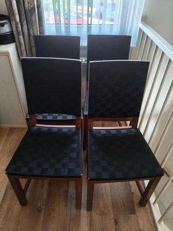 Set van 4 eetkamerstoelen met zwart vlechtwerk