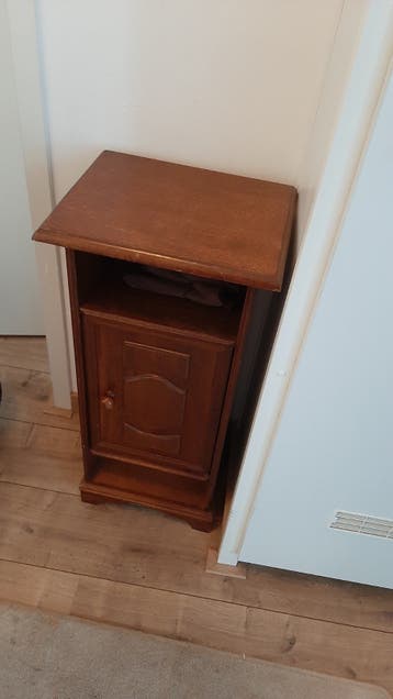 Houten hal kastje met deurtje en open vak