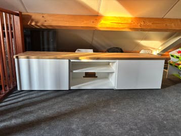 Strak wit tv meubel met houten blad