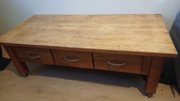GRATIS Robuuste houten salontafel met lades