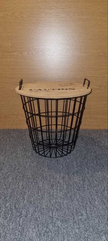 Industriële bijzettafel/opbergmand met houten blad