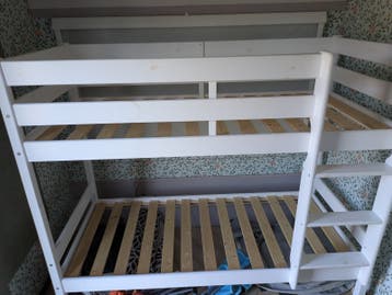 Wit stapelbed met lattenbodems