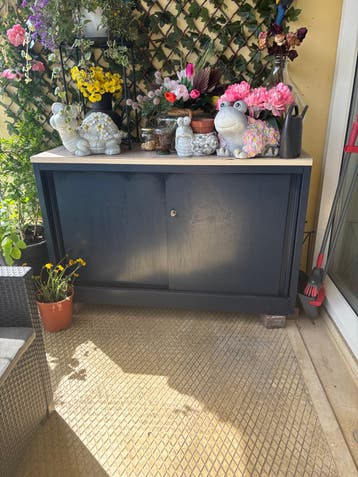 Stevige metalen kast met schuifdeuren