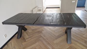 GRATIS grote zwarte eettafel