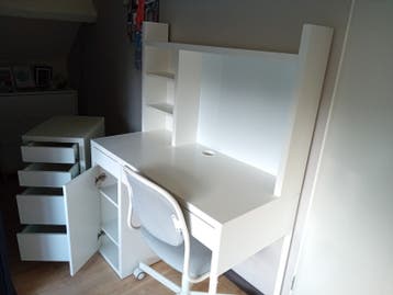 Wit bureau met opbouw en ladeblok - ideaal voor thuiswerk