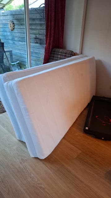 Twee eenpersoons  matrassen  210cm lang