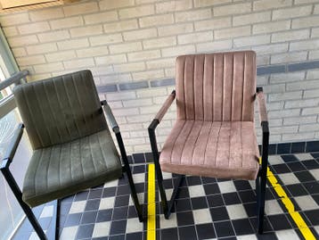 2 eetkamerstoelen, gratis op te halen