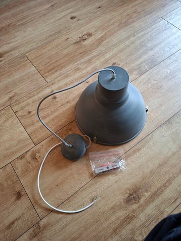 Zwarte industriële hanglamp
