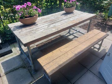 Steigerhouten tafel + bankje, met ijzeren poten