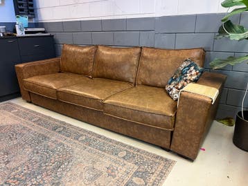 Gratis Comfortabele bank 2.75m breed, zachte kussens, cognac