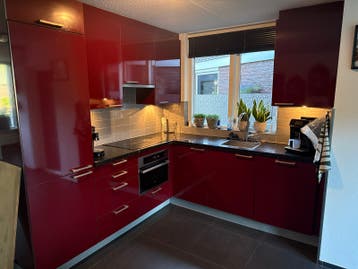 Moderne hoekkeuken met hoogglans rode fronten