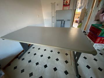 Grijze bureau met metalen poten