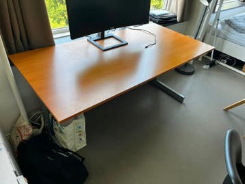 Ruim houten bureau met metalen onderstel