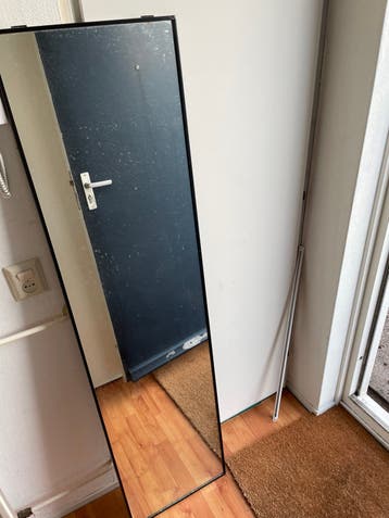 Grote spiegel met zwarte lijst, ca. 170 cm hoog