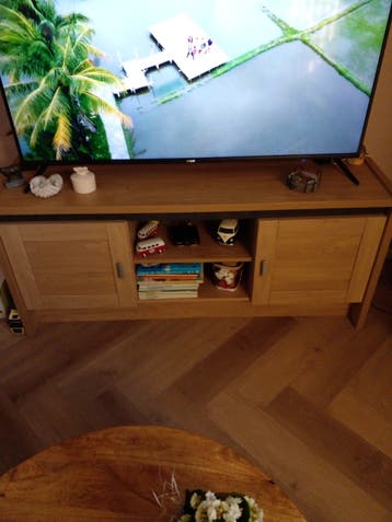 Stijlvol TV-meubel van eikenhout met opbergruimte