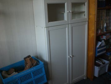 Witte kast met deuren en vitrinedelen